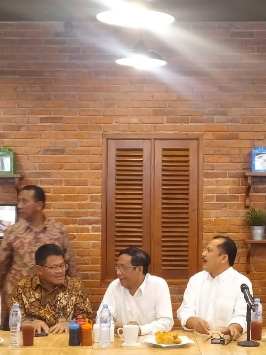 Menko Polhukam Mahfud MD (tengah) dalam acara refleksi akhir tahun Kemonkopolhukam di Bakso Boedjangan, Jakarta Pusat, Kamis (26/12). Foto: Maulana Ramadhan/kumparan