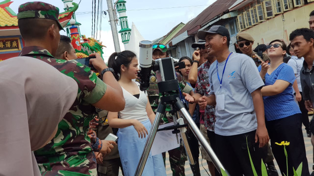 Wisatawan Amati Gerhana Matahari Cincin Total di Singkawang (38032)