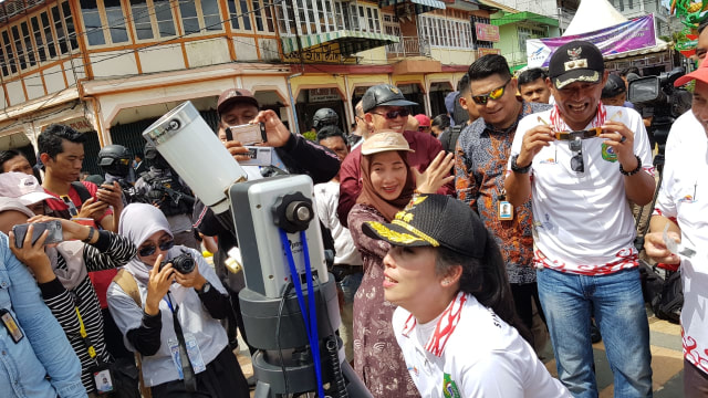 Wisatawan Amati Gerhana Matahari Cincin Total di Singkawang (38033)