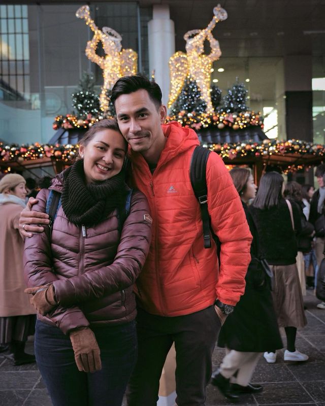 Darius Sinathrya dan Donna Agnesia menikmati Natal di Osaka Christmas Market. Foto: Instagram @darius_sinathrya