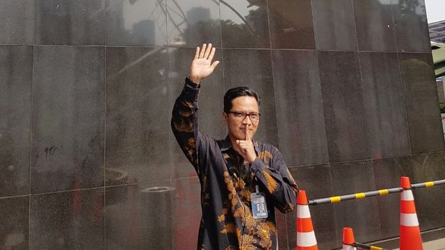 Febri Diansyah memberikan keterangan pers di depan Gedung KPK, Jakarta, Kamis (26/12).  Foto: Efira Tamara Thenu/kumparan 