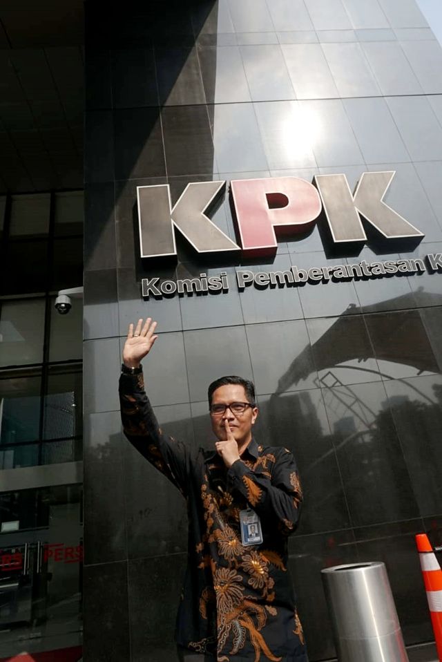 Febri Diansyah di depan Gedung KPK, Jakarta, Kamis (26/12). Foto: Iqbal Firdaus/kumparan