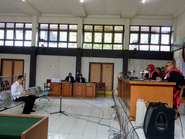 Terdakwa Elfin Muchtar dan Ahmad Yani dihadirkan sebagai terdakwa dalam sidang kasus suap Muara Enim. (foto: istimewa)