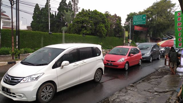 Suasana arus lalu lintas di Lembang, Kabupaten Bandung Barat. Foto:  Rachmadi Rasyad/kumparan 