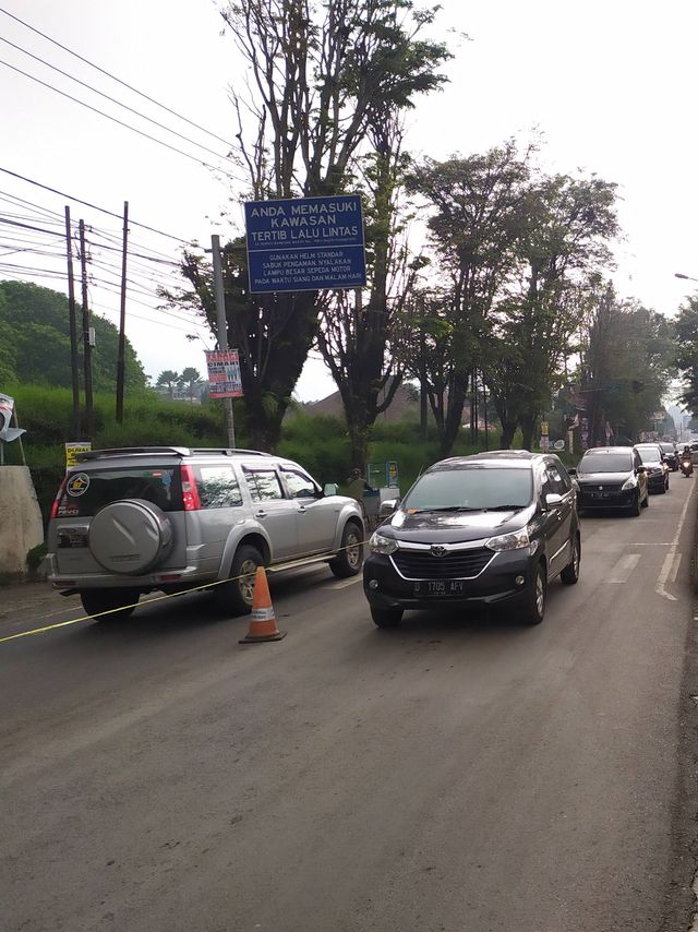Suasana arus lalu lintas di Lembang, Kabupaten Bandung Barat. Foto:  Rachmadi Rasyad/kumparan 
