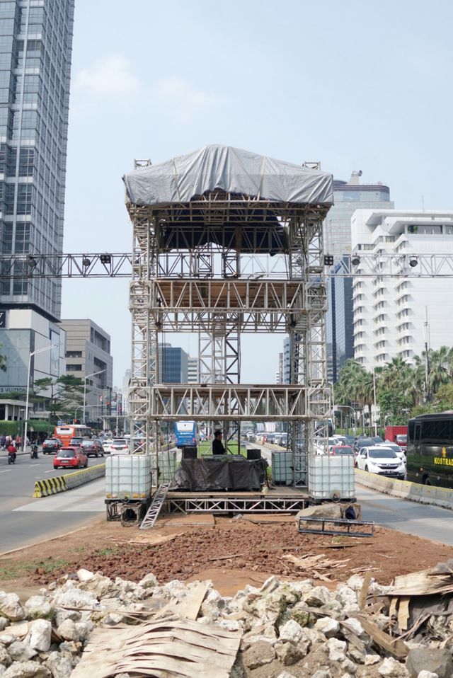 pembangunan instalasi panggung tahun baru di kawasan Bundaran HI, Jakarta, Kamis (26/12). Foto: Helmi Afandi/kumparan