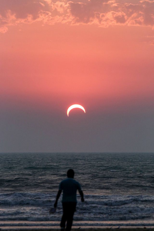 Ilustrasi gerhana matahari cincin.  Foto: AFP/ YASSER AL-ZAYYAT