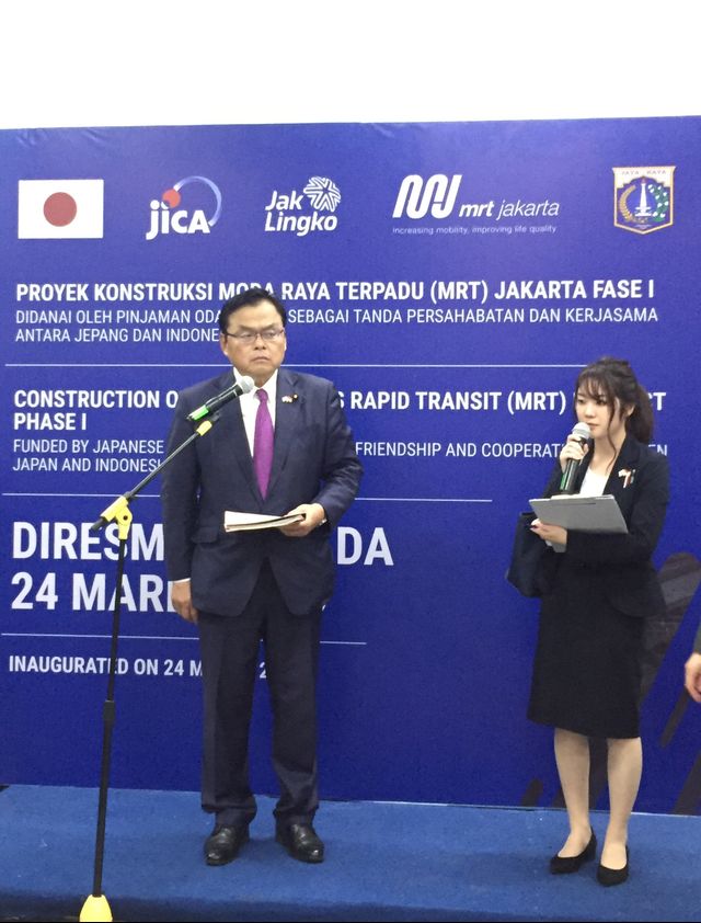 Menteri Pertanahan, Infrastruktur, Transportasi, dan Pariwisata (MLIT) Jepang Kazuyoshi Akaba resmikan simbol ODA di Stasiun MRT Bundaran HI, Kamis (26/12). Foto: Darin Atiandina/kumparan