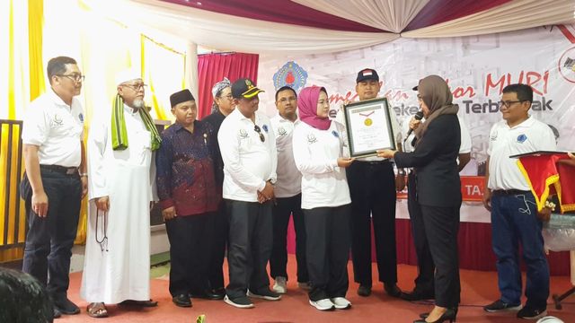 Bupati Brebes menerima penghargaan rekor MURI setelah meresmikan proyek secara maraton. (Foto: Fajar Eko)
