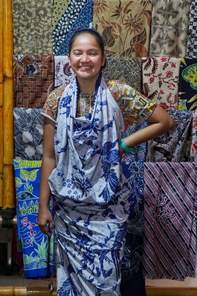 Peserta menunjukkan hasil batik buatannya di sanggar batik Karang Segoro, Banyuwangi. Foto: Helmi Afandi/kumparan