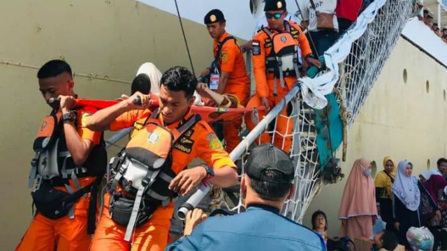 Personel Basarnas Palu saat evakuasi salah seorang penumpang kapal laut KM Lambelu karena mengalami sakit di Pelabuhan Pantoloan Palu, Kamis (26/12). Foto: Istimewa