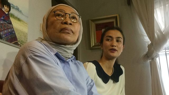 Ratna Sarumpaet dan Atiqah Hasiholan di kawasan Kampung Melayu.  Foto: Sarah Yulianti Purnama/kumparan