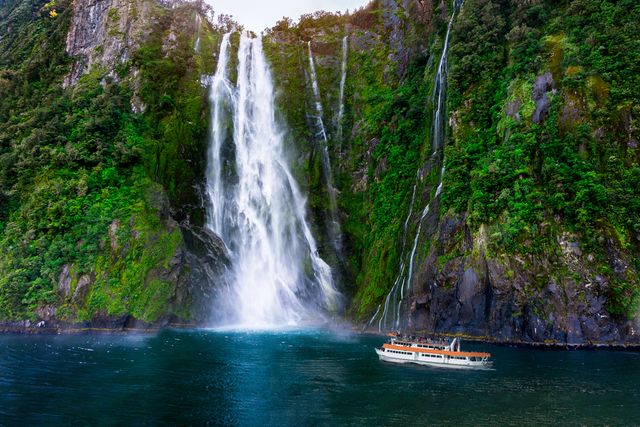 berlayar ke Milford Sound