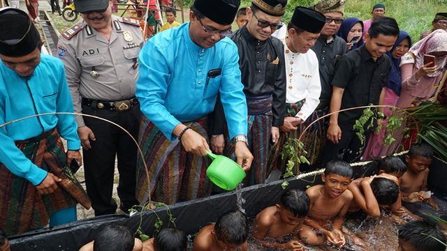 ANAK-ANAK yang hendak mengikuti sunat, sedang berendam di air sebagai bagian dari prosesi adat-istiadat Melayu.  