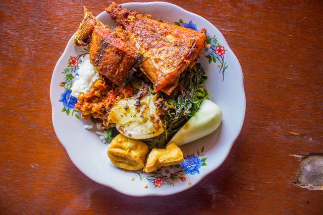 Nasi Tempong atau sego tempong khas Banyuwangi