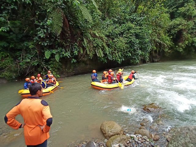 Tim SAR saat melakukan penyisiran di sepanjang aliran Sungai Lematang. (foto: Dok. SAR)