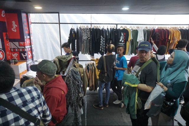 Foto Berburu Pakaian di Jakcloth Year End Sale 2019 