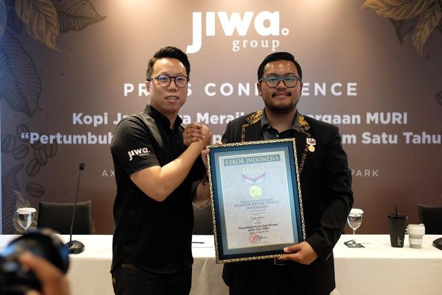 Founder kopi Janji Jiwa menerima penghargaan rekor MURI