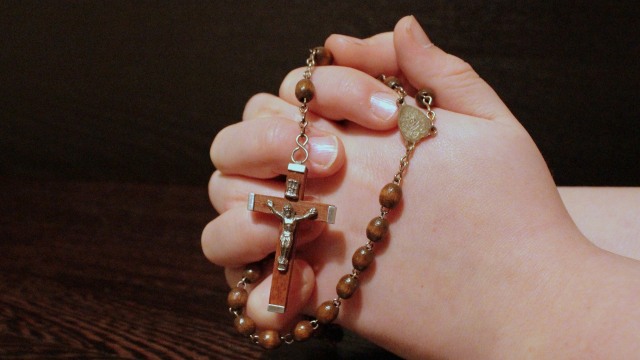 Ilustrasi penganut katolik sedang berdoa. Foto: Pixabay