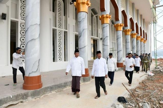 Plt Gubernur Kepri, Isdianto melakukan peninjauan Masjid Agung Anambas. (Foto: ist/Batamnews)