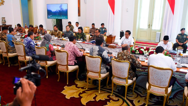 Presiden Joko Widodo memimpin rapat kabinet terbatas di Istana Bogor, Jawa Barat, Jumat (27/12/2019).  Foto: ANTARA FOTO/Wahyu Putro A