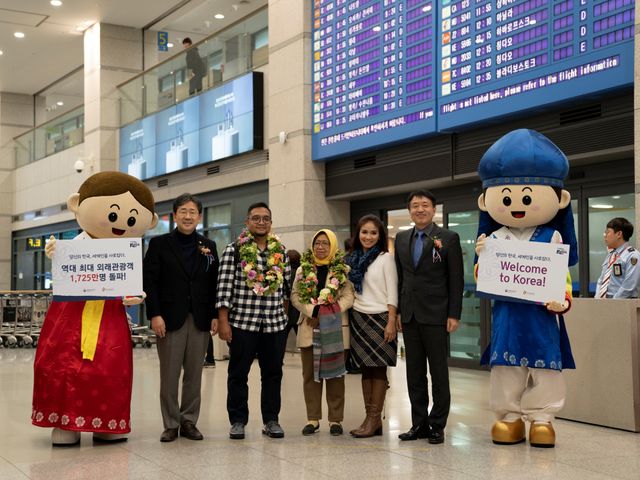 Menteri Kebudayaan, Olah Raga dan Pariwisata Korea, Park Yang-woo dan Presiden Direktur KTO Ahn Young-bae menyambut wisatawan ke 17,25 juta asal Indonesia Foto: Dok. Korea Tourism Organization