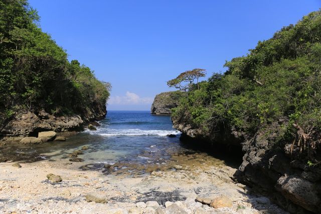 Salah-satu sudut Pantai Lumangan di Nusa Penida, Klungkung, Bali - KR7