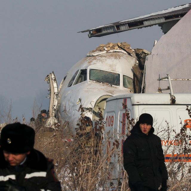 Personil darurat dan keamanan terlihat di lokasi kecelakaan pesawat dekat Almaty, Kazakhstan, Jumat (27/12). Foto: REUTERS/Pavel Mikheyev