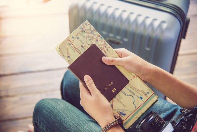Ilustrasi dokumen yang harus dibawa saat traveling. Foto: Shutter Stock