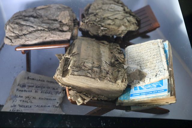 Al Qur'an terdampak tsunami yang dipajang di Museum Tsunami. Foto: Suparta/acehkini