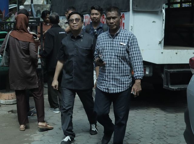 Rapsel Ali kemeja hitam saat melakukan reses di Makassar, (Makassar Indeks/Fritz).