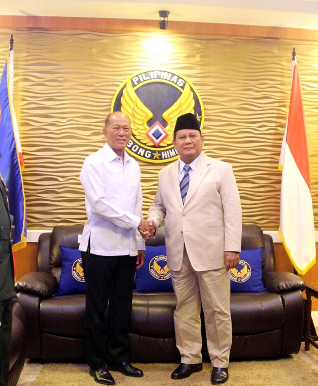 Pertemuan Menhan Prabowo Subianto dan Menhan Filipina Delfin N. Lorenzana di Manila, Jumat (27/12). Foto: Dok. KBRI Filipina