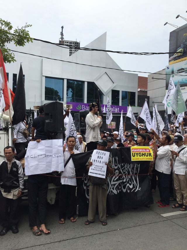 Massa aksi bela Muslim Uighur berdemonstrasi di depan Gedung Konsulat Jenderal China, di Surabaya, Jumat (27/12). Foto: Yuana Fatwalloh/kumparan