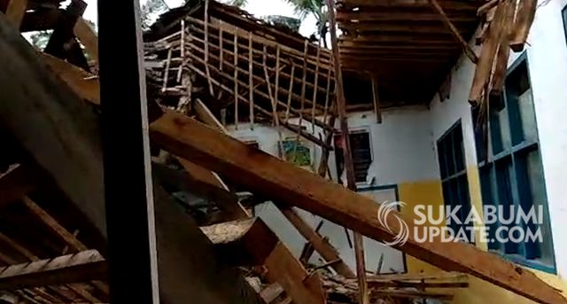 Sebuah ruangan kelas SDN Talagamurni di Kampung Nyegog RT 13/02, Desa Cimahpar, Kecamatan Kalibunder, Kabupaten Sukabumi, roboh karena terdampak gempa, Kamis (26/12/2019). | Sumber Foto:Istimewa.