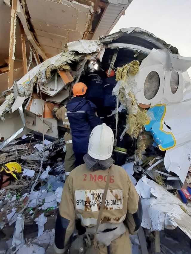 Personel darurat dan keamanan terlihat di lokasi kecelakaan pesawat dekat Almaty, Kazakhstan, Jumat (27/12). Foto: Emergency Committee of Ministry of Internal Affairs of Kazakhstan/Handout via REUTERS