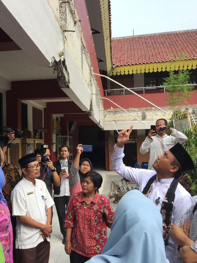 Plt Kepala Dinas Pendidikan DKI Jakarta Syaefuloh Hidayat meninjau kanopi SD di Kembangan, yang roboh, Jumat (27/12). Foto: Darin Atiandina/kumparan