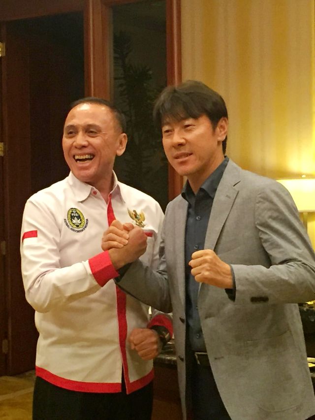 Ketua Umum PSSI Mochamad Iriawan melakukan pertemuan dengan Shin Tae-yong (kanan) di Hotel Mulia, Jumat (27/12/2019) sore WIB.
 Foto: Angga Septiawan Putra/kumparan