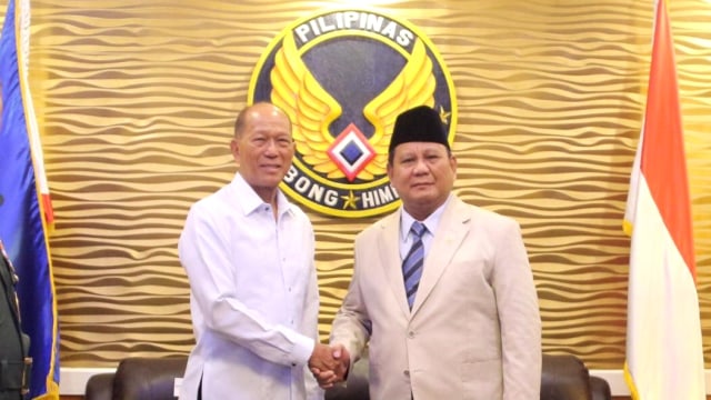 Menhan RI Prabowo Subianto dengan Menhan Filipina