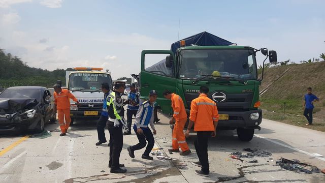 Kecelakaan 3 Mobil di Tol Batang Semarang  Diduga Sopir Elf  