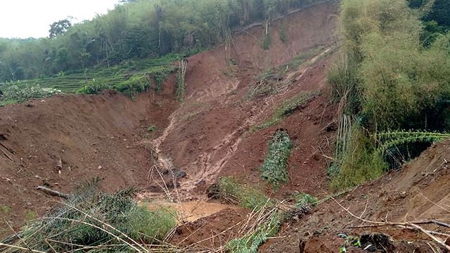 Tebing setinggi 200 meter di Desa Sadawangi, Majalengka, longsor pada Jumat (27/12/2019). (Rd Algifari Suargi)