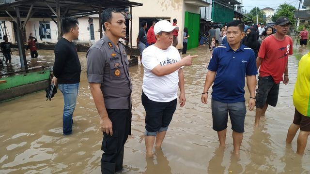 Ketua DPRD Bangka Selatan, Erwin Asmadi bersama Kapolres Basel meninjau lokasi banjir.