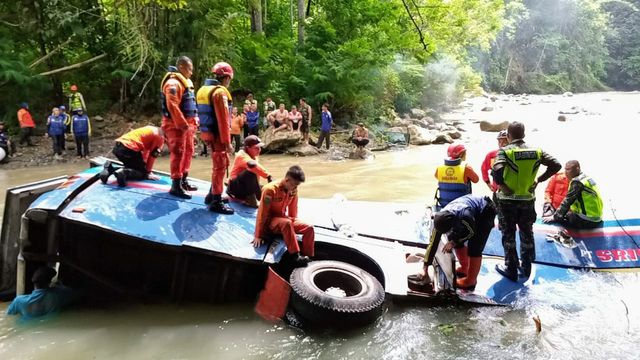 Proses evakuasi korban bus sriwijaya yang terjun ke jurang di Sumsel. (foto: Dok. SAR)