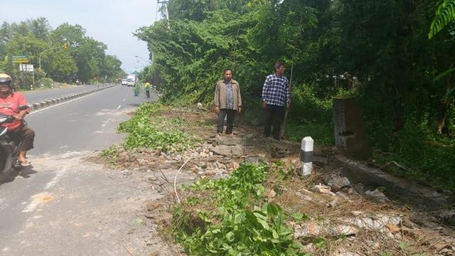 Tembok pagar sisi utara Taman Balekambang Solo roboh. (Agung Santoso)