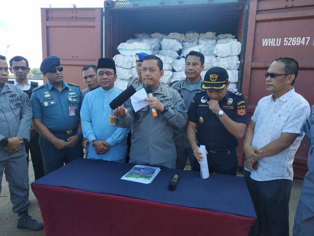 Bakamla Tangkap Tiga Kontainer Berisi Arang (507979)