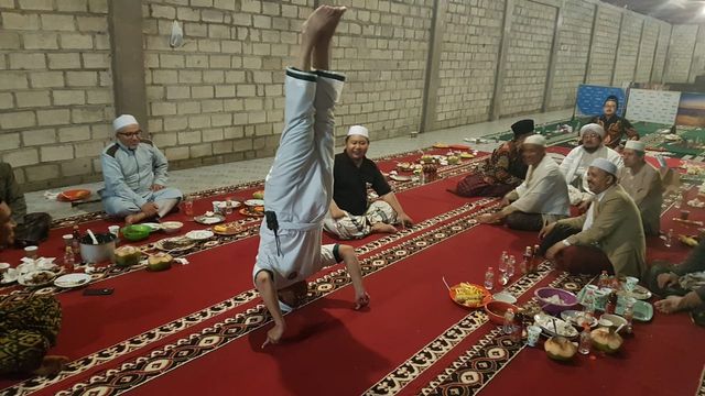 Atraksi 'kepala di kaki dan kaki di kepala' dalam acara silaturahmi di An Nur 2 Almurtadlo, Bululawang, Kabupaten Malang. Foto: irham thoriq/tugumalang.id