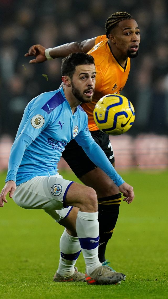 Adama Traore berduel dengan Bernardo Silva.  Foto: REUTERS/Andrew Yates