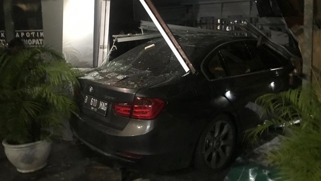Mobil BMW yang menabrak Apotek Senopati, Jakarta Selatan. Foto: Twitter/@TMCPoldaMetro