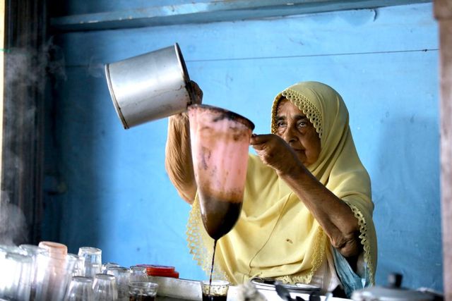 Nek Fatimah sudah menyaring kopi sejak 1975. Foto: Abdul Hadi/acehkini