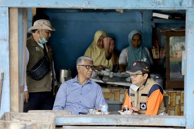 Rombongan pejabat Pemerintah Aceh kala menikmati kopi Nek Fatimah. Foto: Abdul Hadi/acehkini