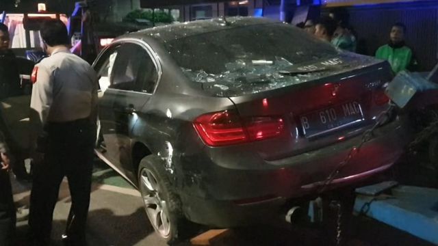 Proses evakuasi mobil BMW yang menabrak Apotek Senopati, Jakarta Selatan.
 Foto: Dok. Istimewa
